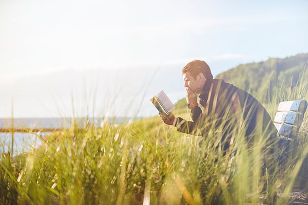 Gardez votre esprit actif avec des activités comme lire un livre.