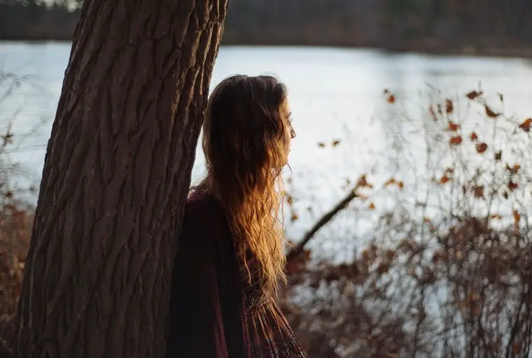 Fille regarde le paysage