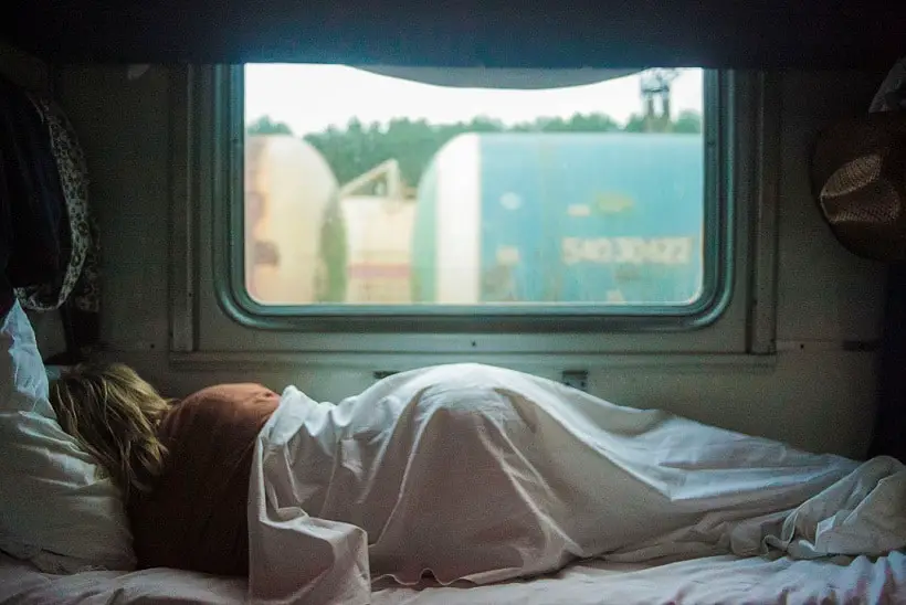 femme dors dans une camionnette