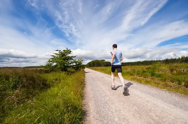 homme cours dans la nature