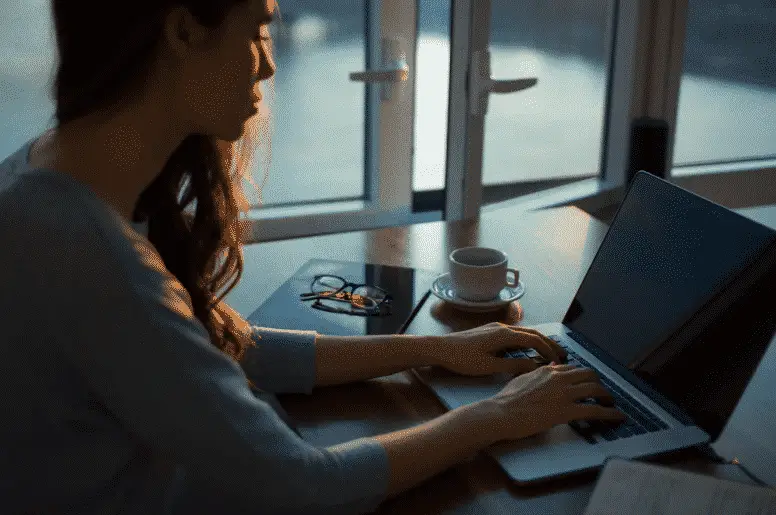 concentration-women-computer