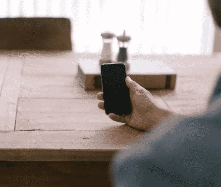 smartphone-hand-table