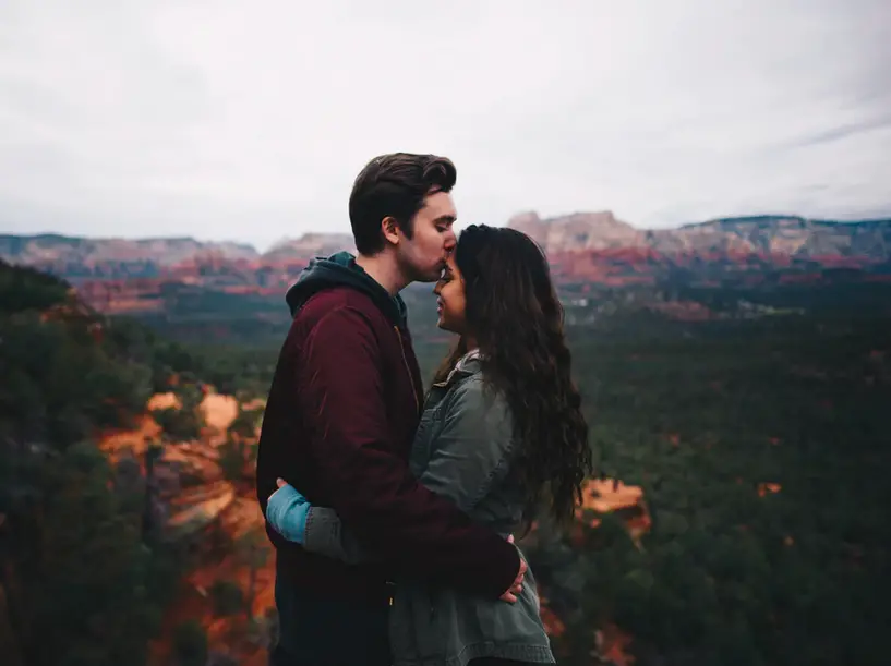couple kiss mountain