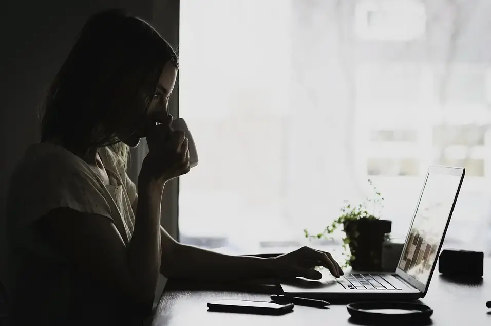 woman-coffe-computer