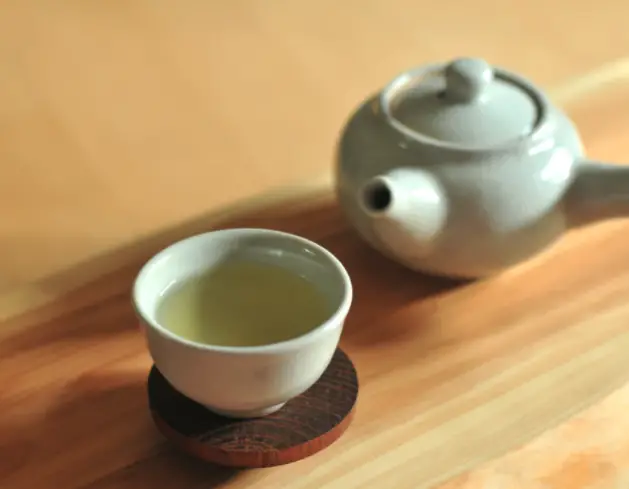 thé vert dans une tasse