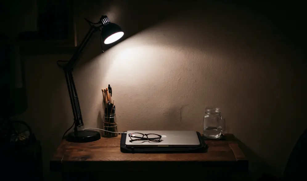 Pourquoi il est utile d’avoir une lampe sur notre poste de travail?