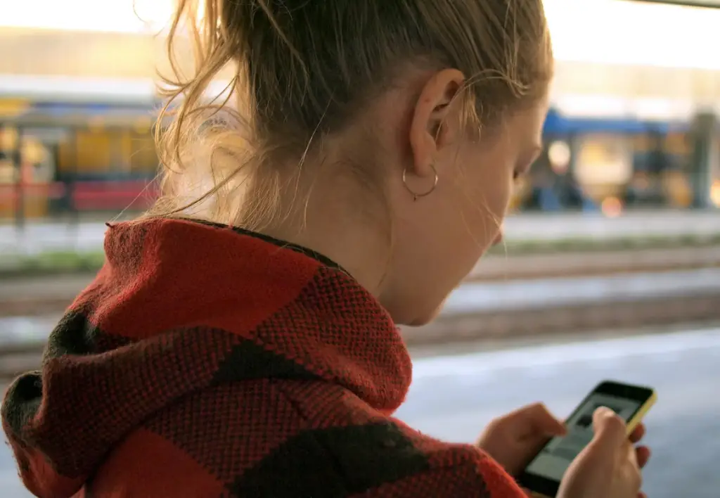 woman-smartphone-whatching