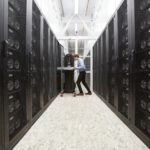 serveur-datacenter-man