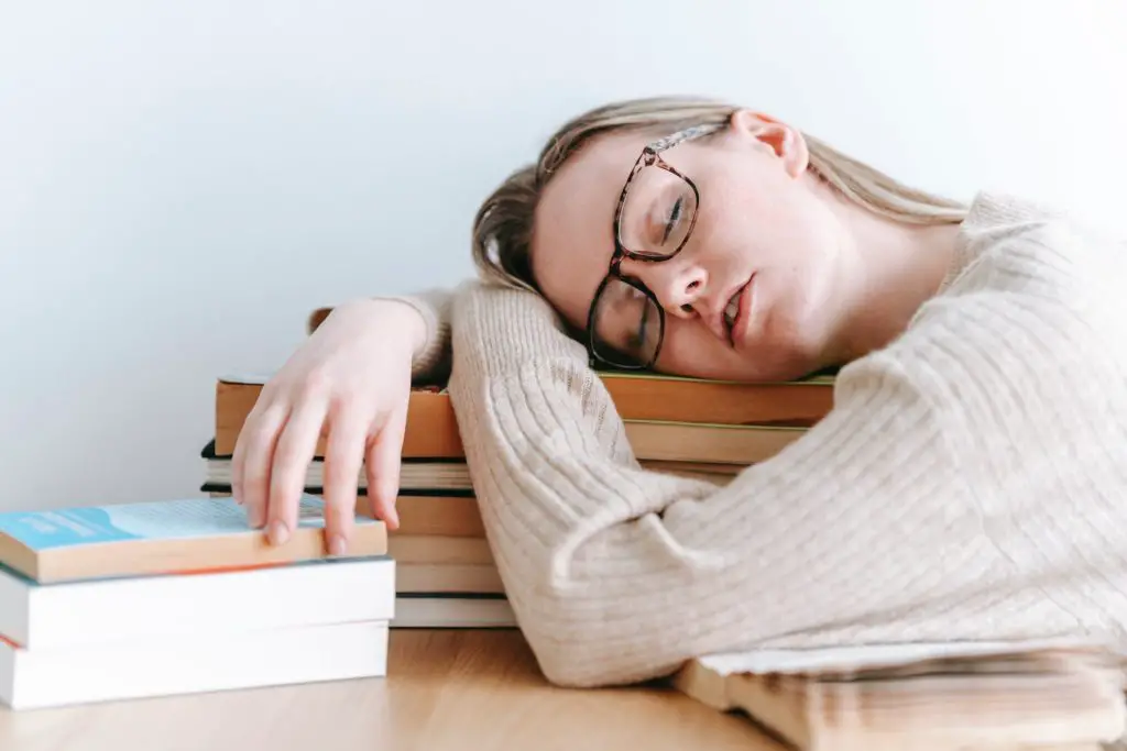 sieste girl desk