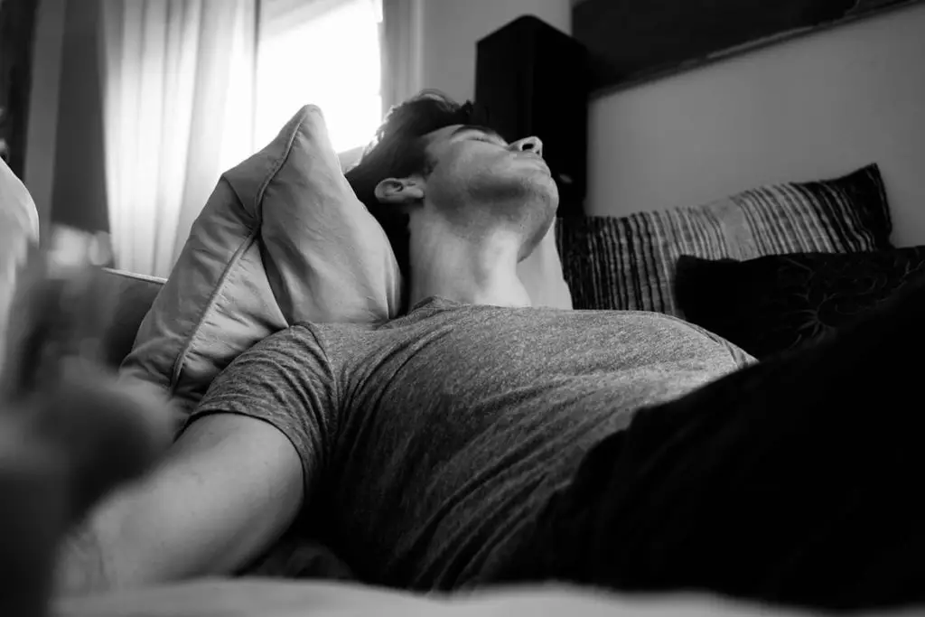sieste homme canapé