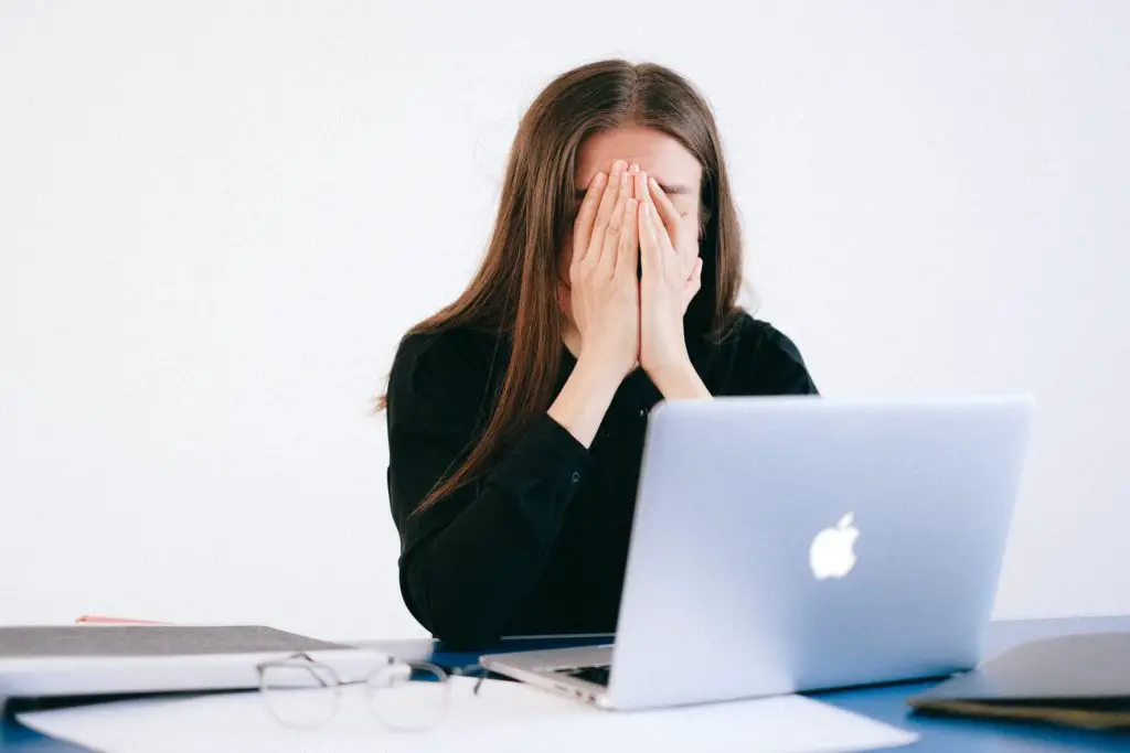 woman-exhausted-computer-technologie