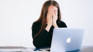 woman-exhausted-computer-technologie