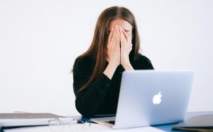 woman-exhausted-computer-technologie