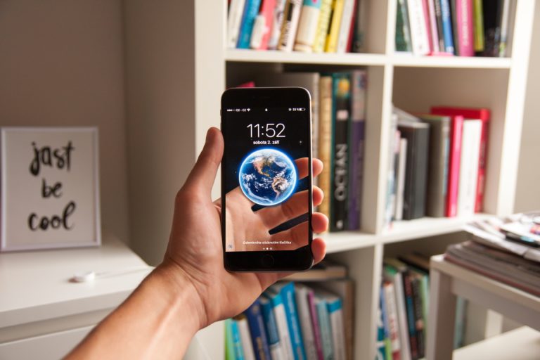 smartphone-earth-cover