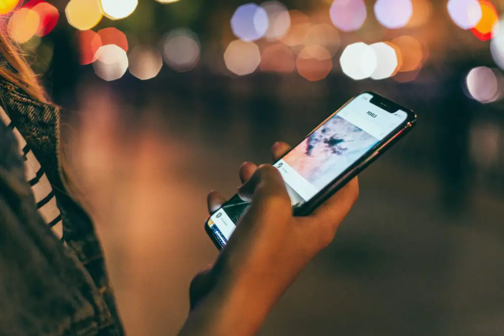 femme utiliser son téléphone