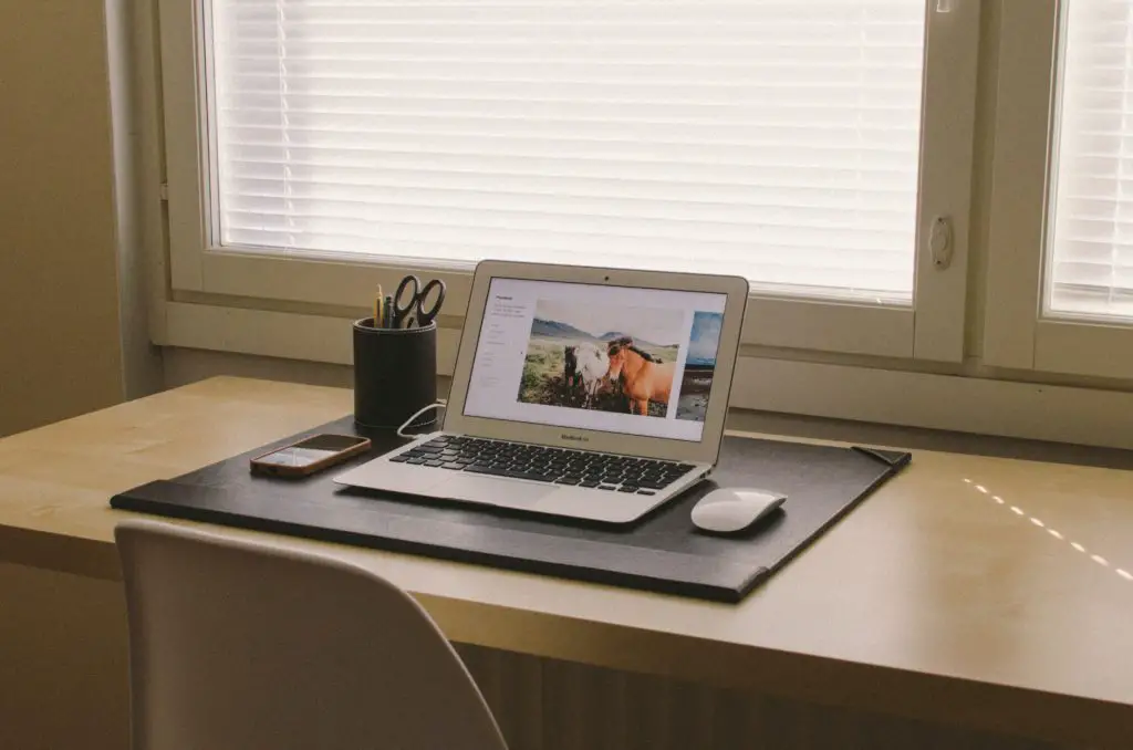 bureau minimaliste macbook