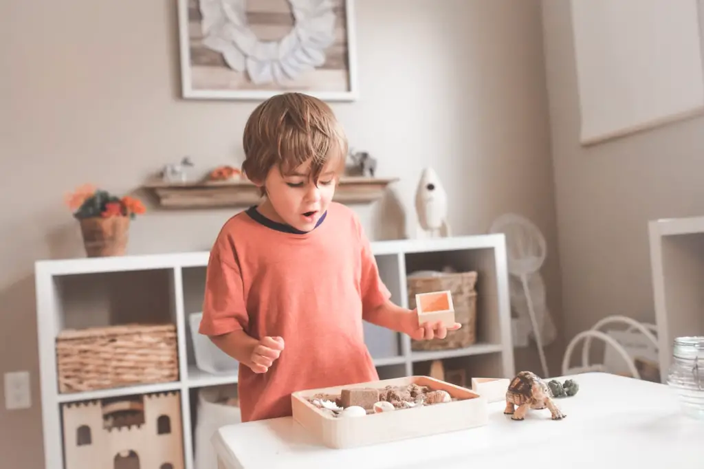 kids-boy-playing-unsplash