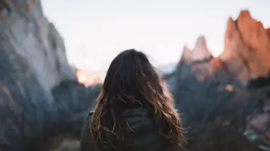 woman-back-look-mountain