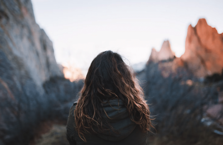 woman-back-look-mountain