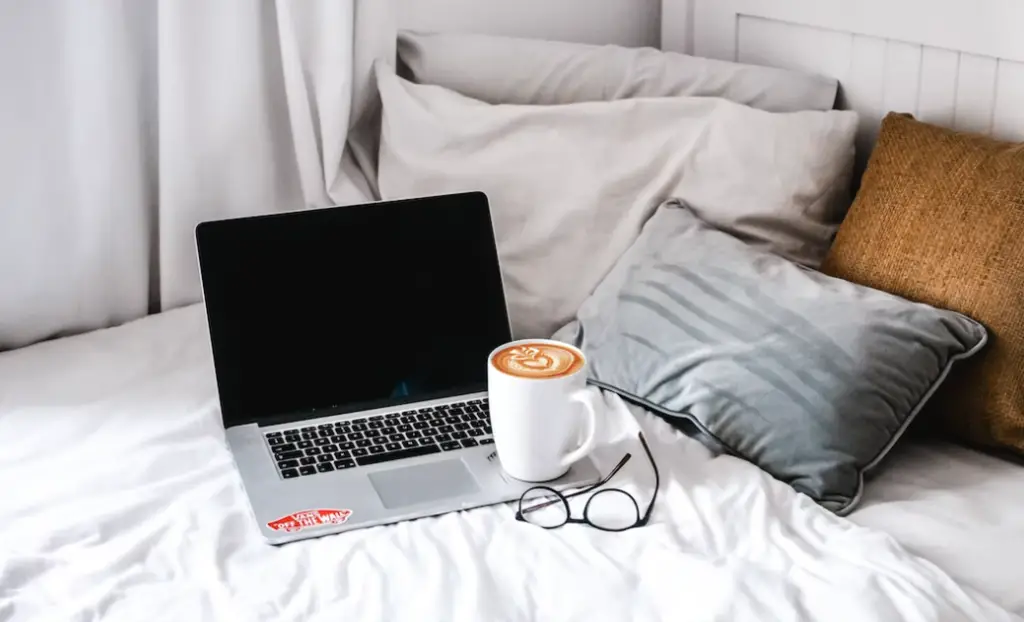 computer-bed-cup