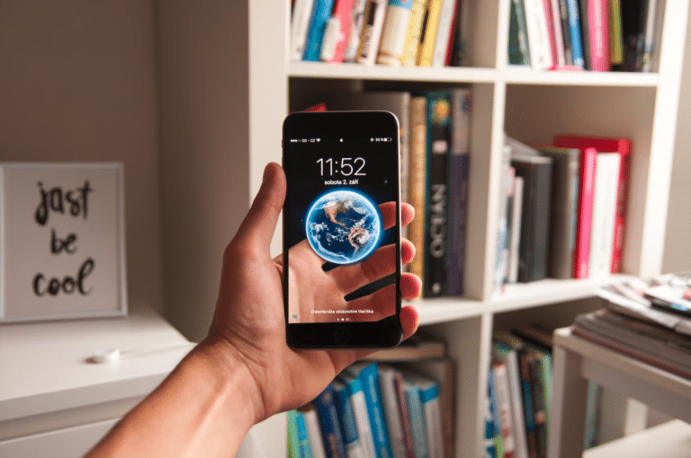 smartphone-earth-planet-ecologie