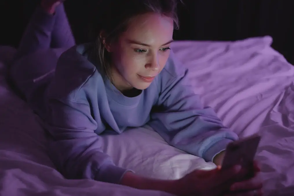 girl-smartphone-bed