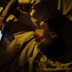 smartphone-bed-sleep