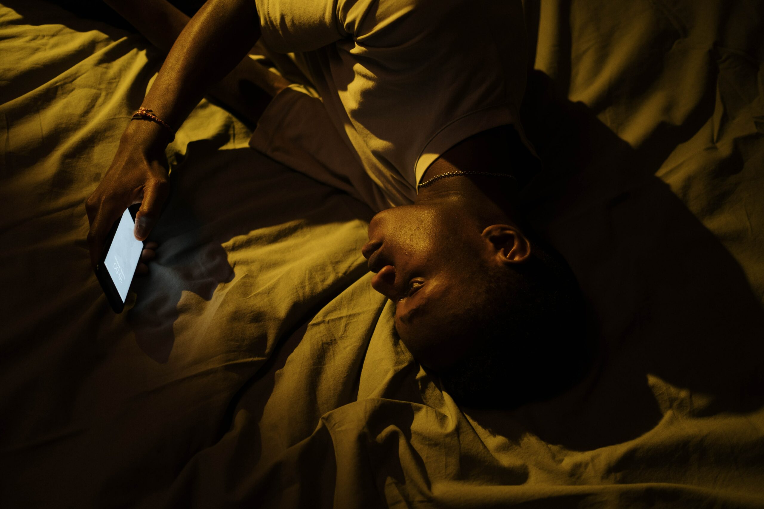 Pourquoi nous ne devrions jamais utiliser notre smartphone au lit ?