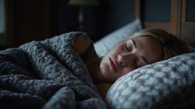 woman_sleeping_soundly_in_a_cozy_IA
