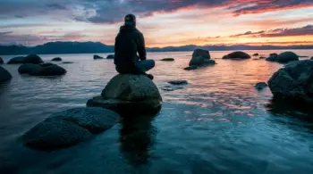 2024-04-02 14_57_24-Homme assis sur un rocher entouré d’eau photo – Photo Méditation Gratuite sur Unsplash