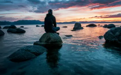 2024-04-02 14_57_24-Homme assis sur un rocher entouré d’eau photo – Photo Méditation Gratuite sur Unsplash