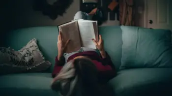 Livre de lecture de femme en chemise rouge photo - unsplash