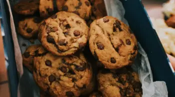 Biscuits bruns sur emballage en plastique blanc photo – Image gratuite unsplash