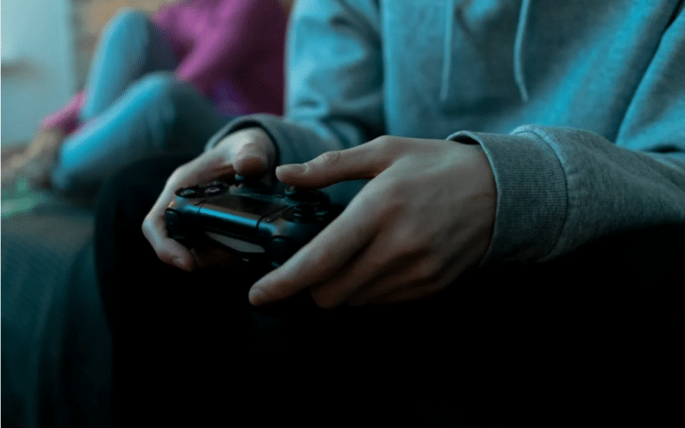 main-manette-jeux-PS5-pexels