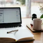 MacBook Pro near white open book photo – Image gratuite de Travail sur Unsplash