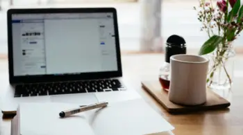 MacBook Pro near white open book photo – Image gratuite de Travail sur Unsplash